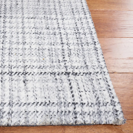 Safavieh Marbella 4'-0" x 6'-0" Rug in Grey / Ivory