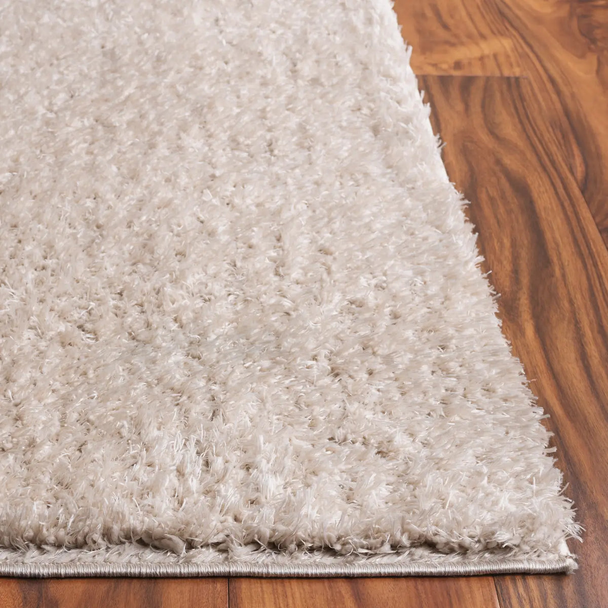 Safavieh Lindsay Shag 4'-0" x 6'-0" Rug in Beige