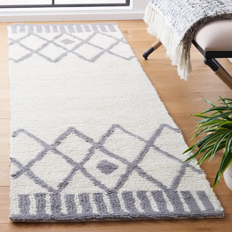 Safavieh Vermont 2'-3" x 8'-0" Rug in Ivory / Grey