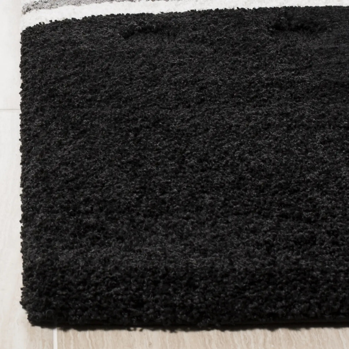 Safavieh Florida Shag 5'-3" x 7'-6" Rug in Black / Ivory