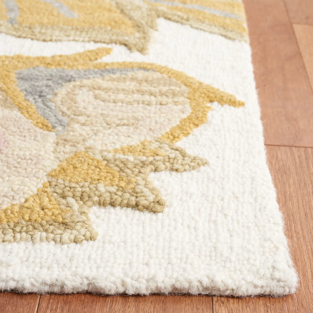 Safavieh Blossom 4'-0" x 6'-0" Rug in Ivory / Green