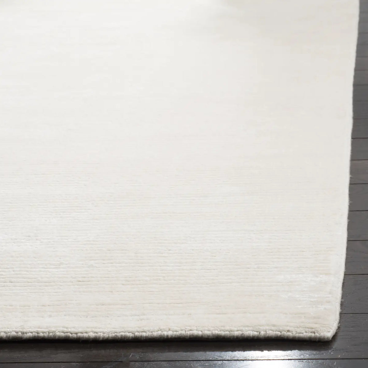 Safavieh Mirage 4'-0" x 6'-0" Rug in White