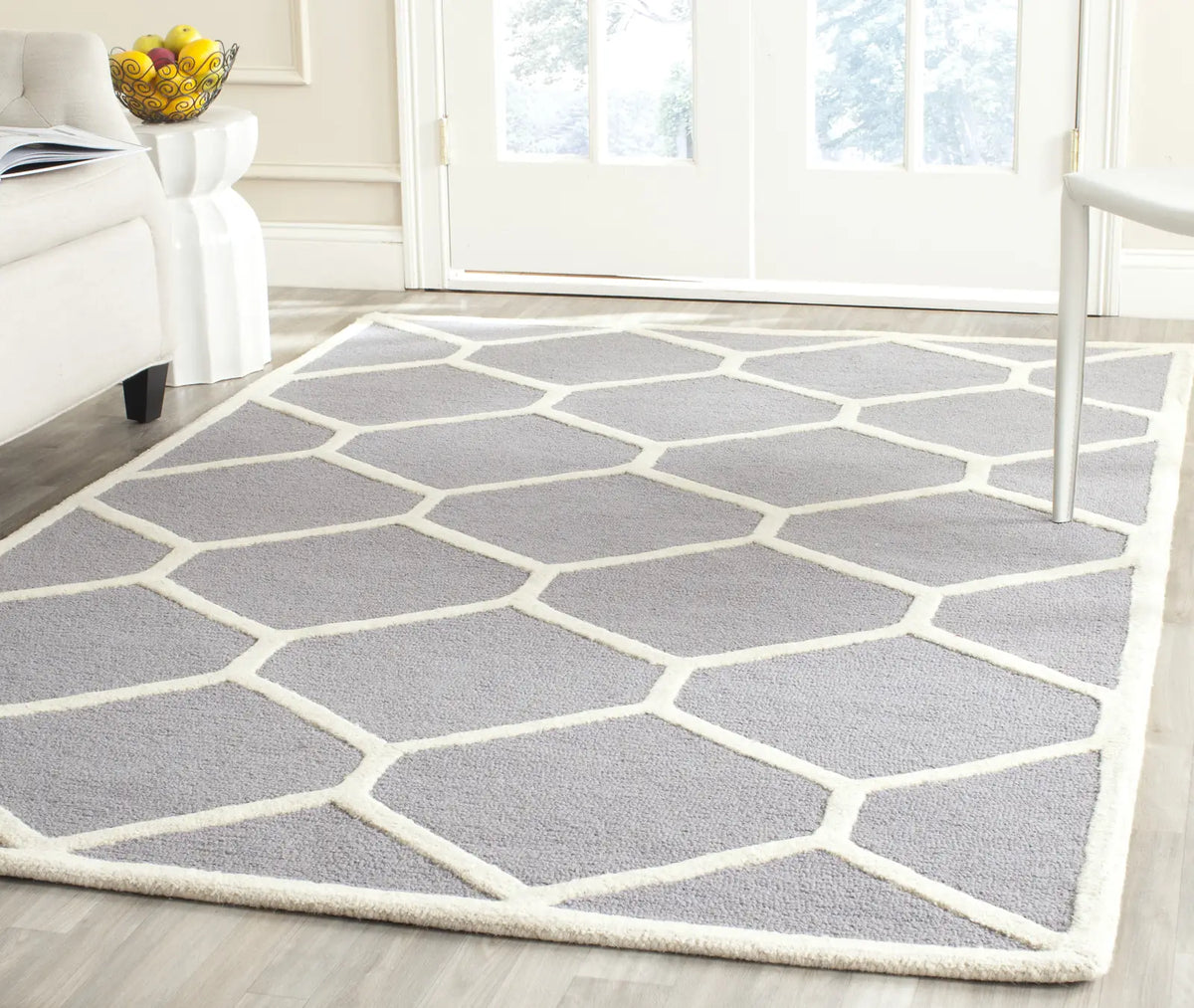 Safavieh Cambridge 4'-0" x 6'-0" Rug in Silver / Ivory