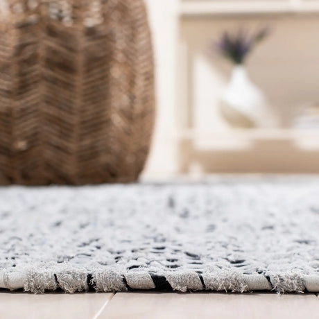 Safavieh Vintage Leather 4'-0" x 6'-0" Rug in Grey / Natural