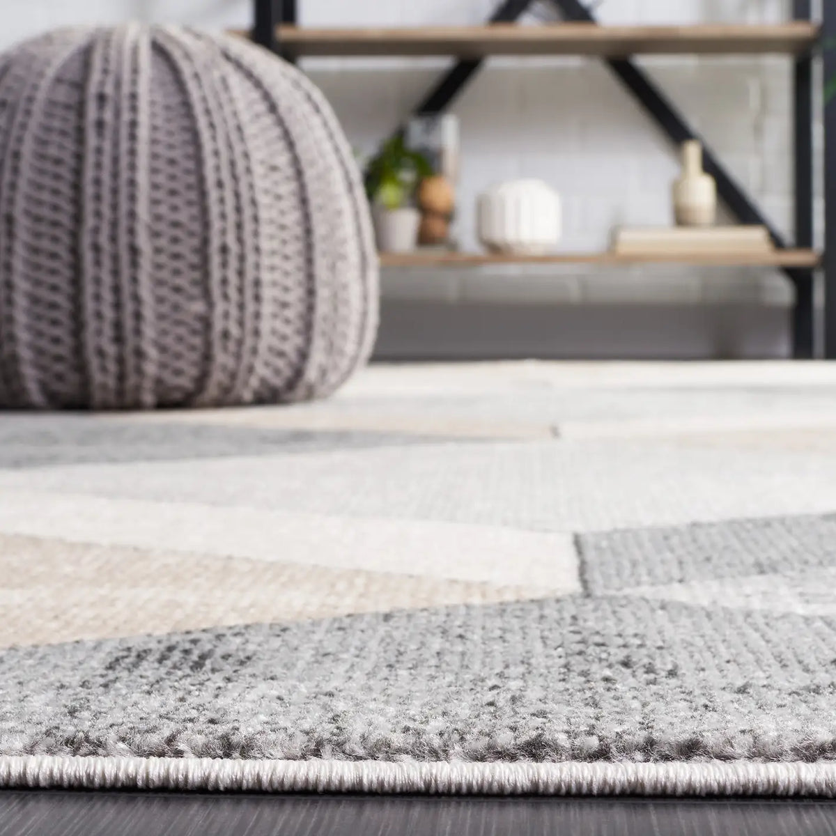 Safavieh Phoenix 500 4'-5" x 6'-5" Rug in Light Grey / Beige Charcoal