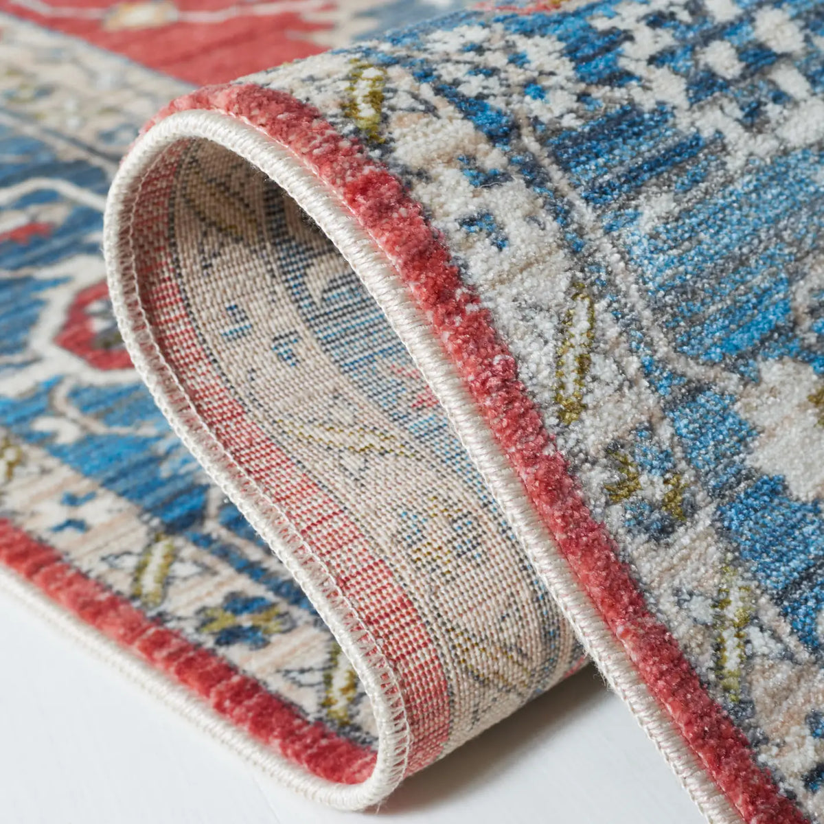 Safavieh Vintage Persian 4'-0" x 6'-0" Rug in Red / Blue