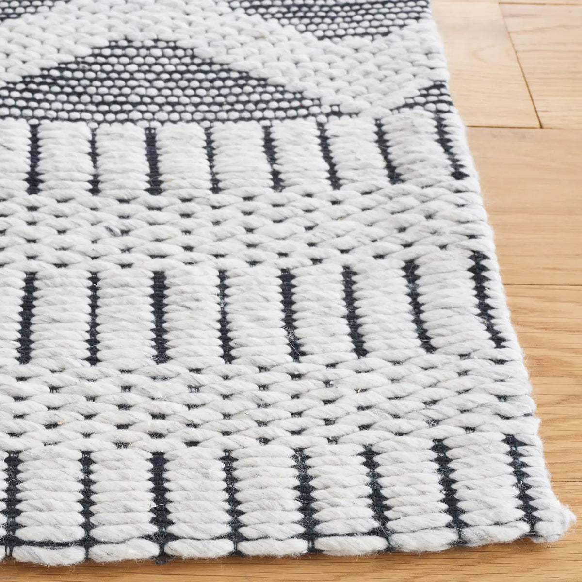 Safavieh Vermont 4'-0" x 6'-0" Rug in Grey / Ivory