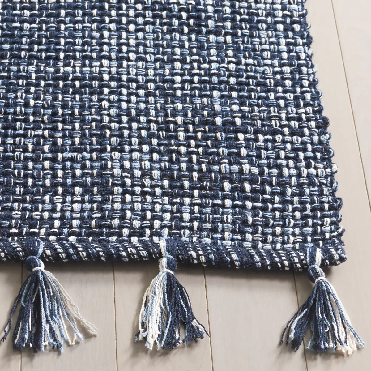 Safavieh Montauk 4'-0" x 6'-0" Rug in Navy