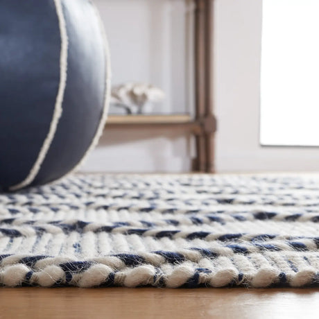 Safavieh Vermont 4'-0" x 6'-0" Rug in Ivory / Navy