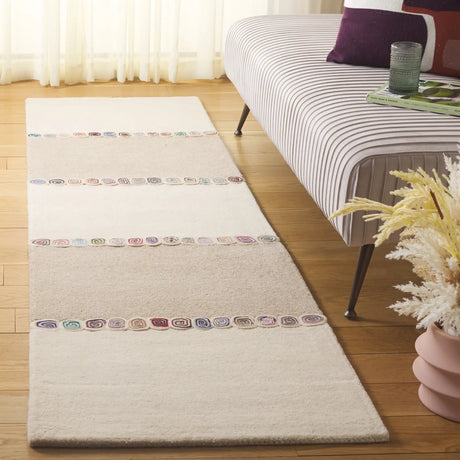 Safavieh Fifth Avenue 2'-3" x 8'-0" Rug in Ivory / Beige