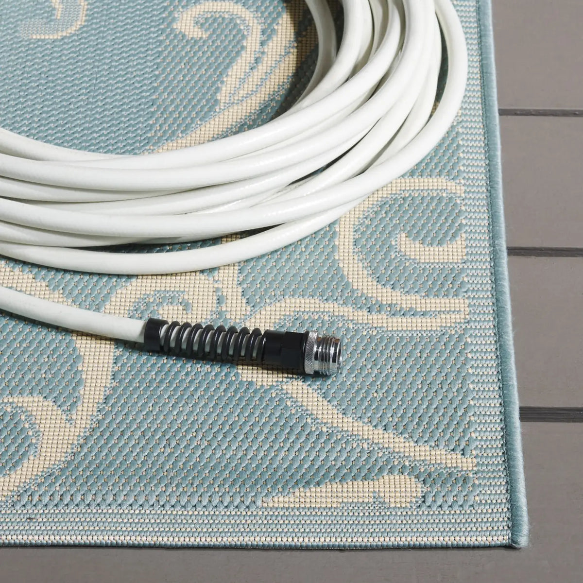 Safavieh Courtyard 4'-0" x 5'-7" Rug in Aqua / Cream