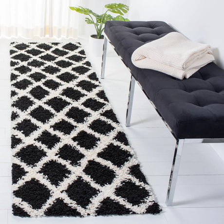 Safavieh Sgd-Dallas Shag 2'-3" x 8'-0" Rug in Black / Ivory