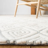 Safavieh Marbella 4'-0" x 6'-0" Rug in Light Blue / Ivory