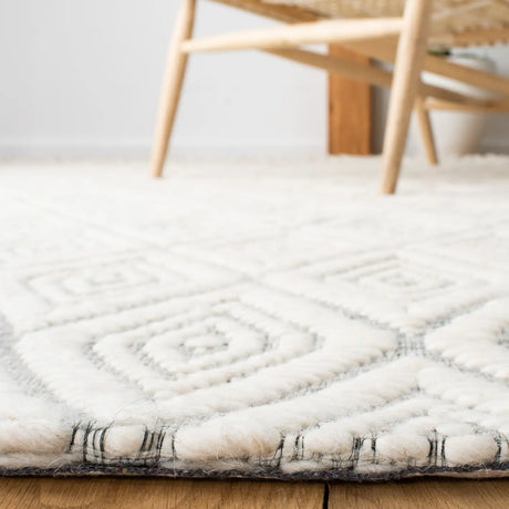 Safavieh Marbella 4'-0" x 6'-0" Rug in Light Blue / Ivory