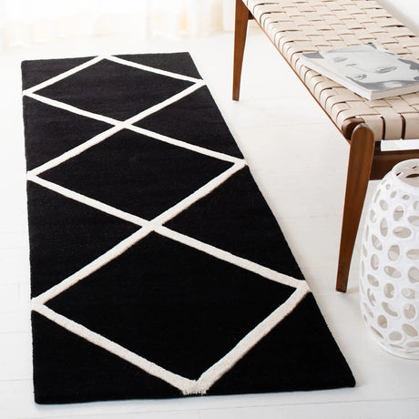 Safavieh Chatham 2'-3" x 7'-0" Rug in Black / Ivory