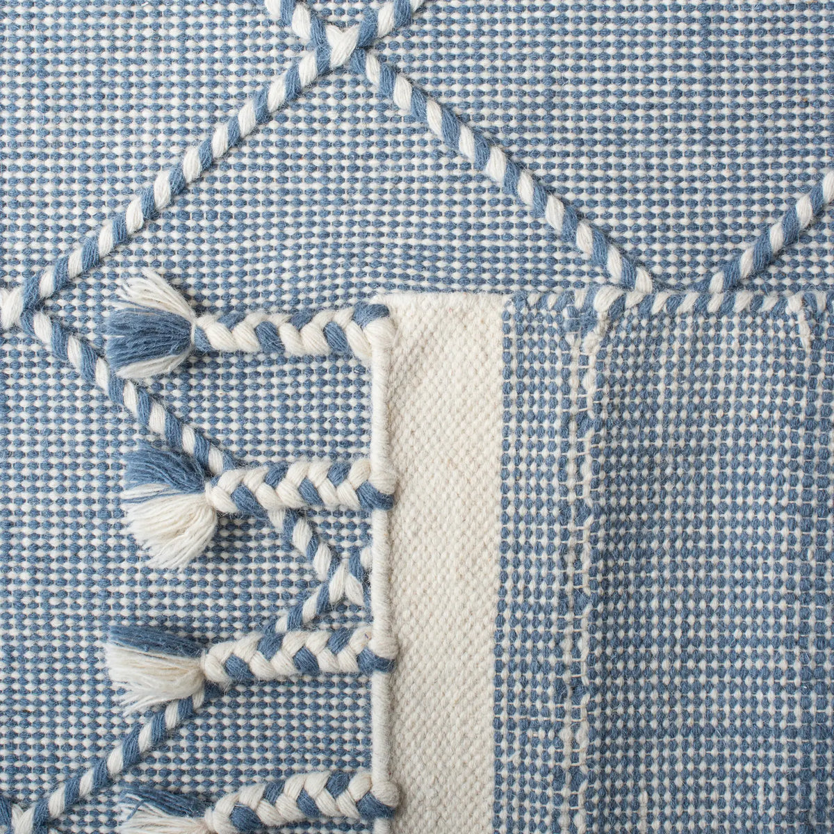 Safavieh Casablanca 4'-0" x 6'-0" Rug in Blue / Ivory