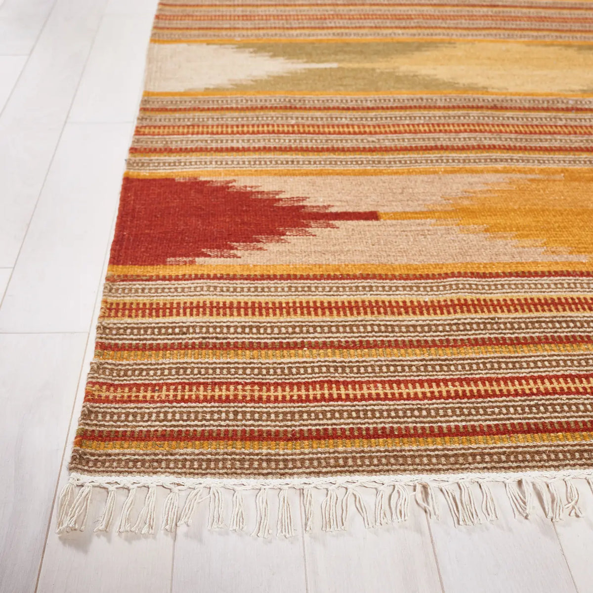 Safavieh Kilim 4'-0" x 6'-0" Rug in Natural / Multi