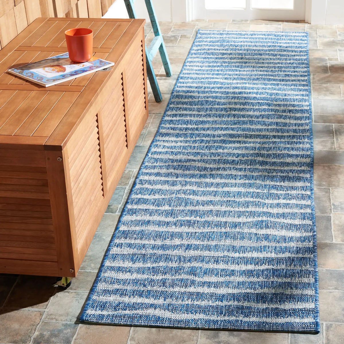 Safavieh Courtyard 2'-2" x 9'-0" Rug in Navy / Grey