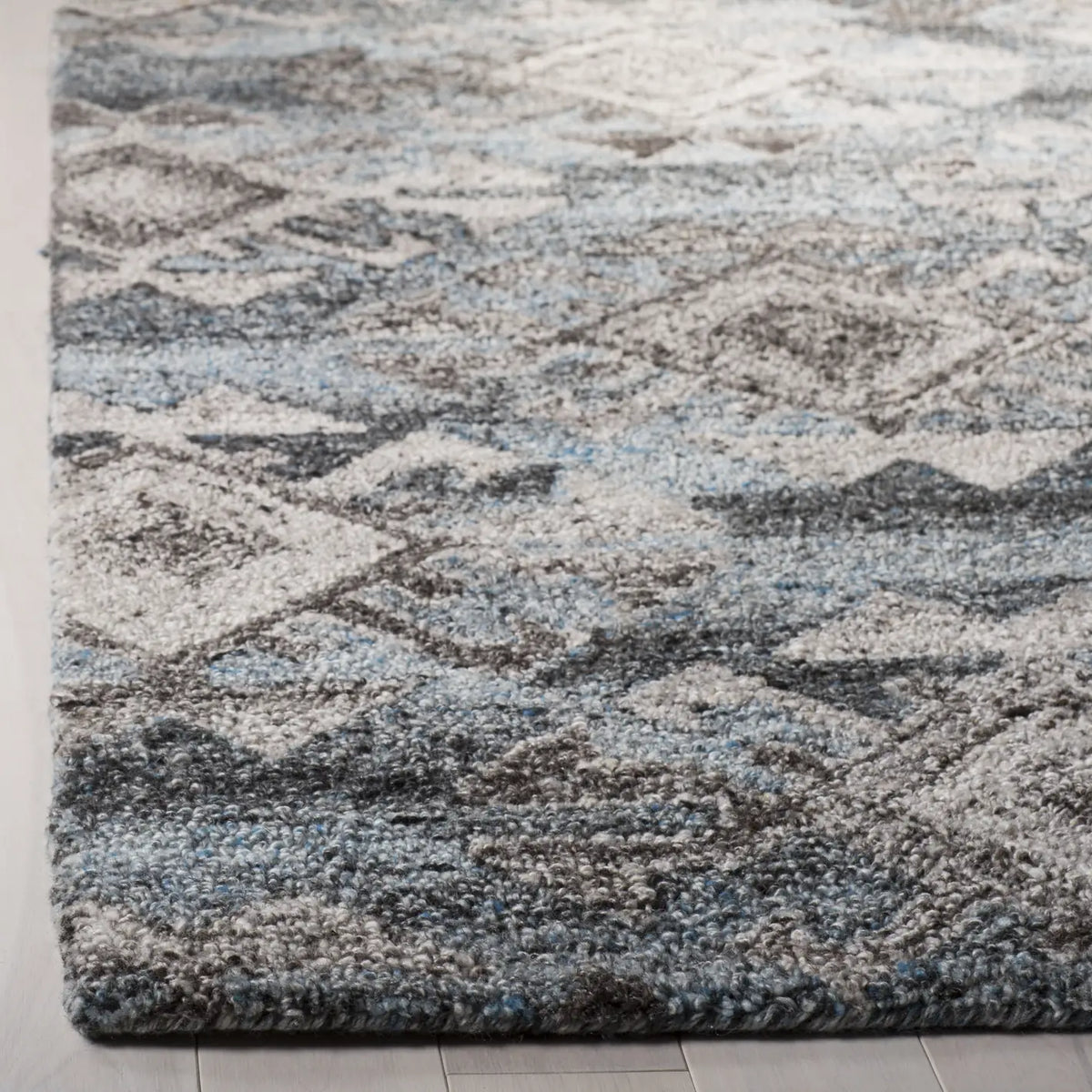 Safavieh Abstract 5'-0" x 8'-0" Rug in Grey / Black