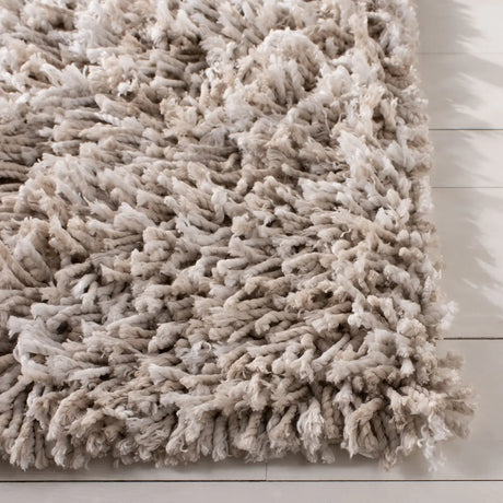 Safavieh Rio Shag 4'-0" x 6'-0" Rug in Beige / Ivory