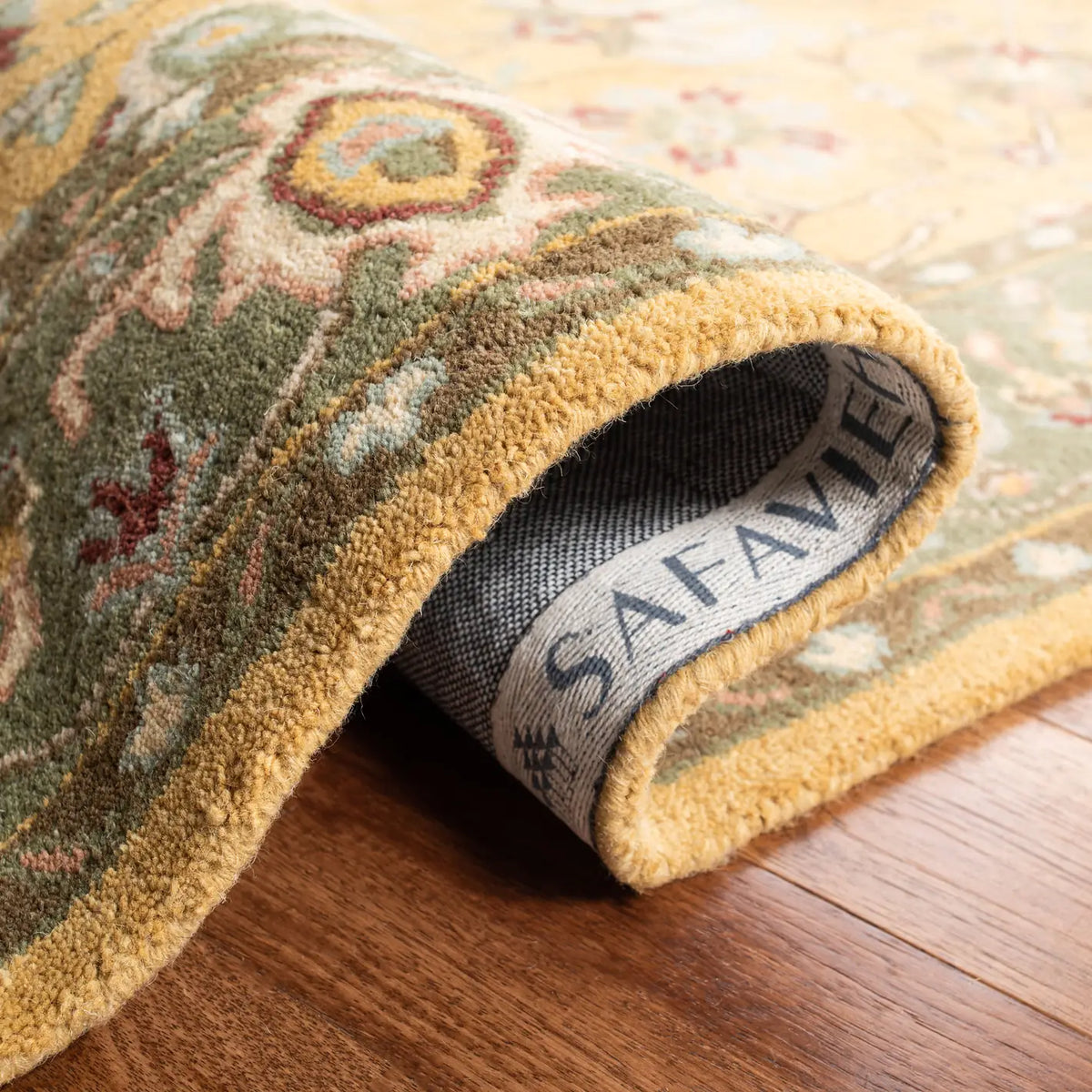 Safavieh Antiquity 5'-0" x 8'-0" Rug in Gold