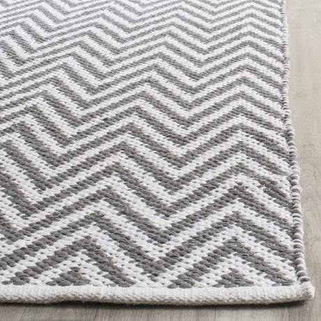 Safavieh Montauk 6'-0" x 9'-0" Rug in Grey / Ivory