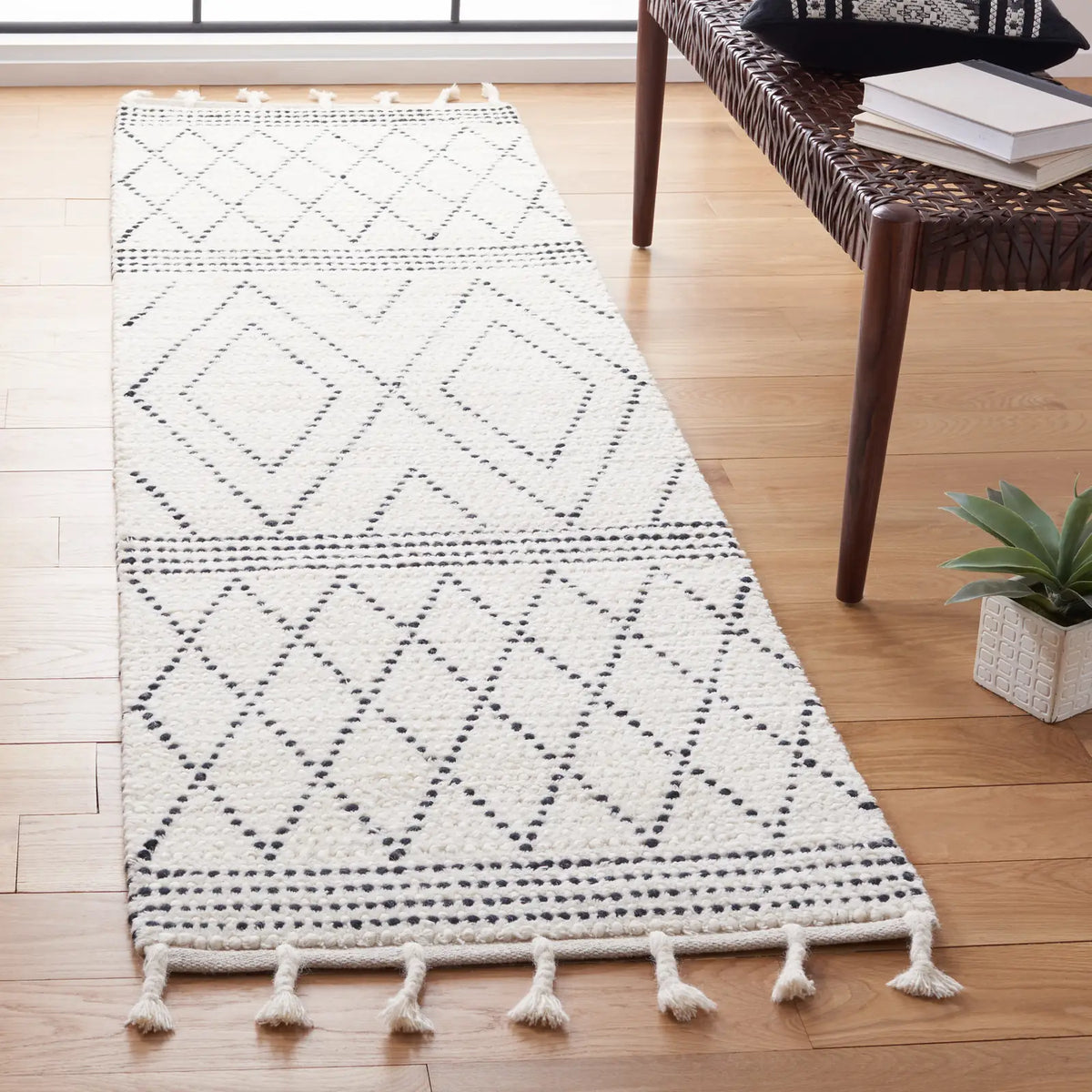 Safavieh Casablanca 2'-3" x 8'-0" Rug in Ivory / Black