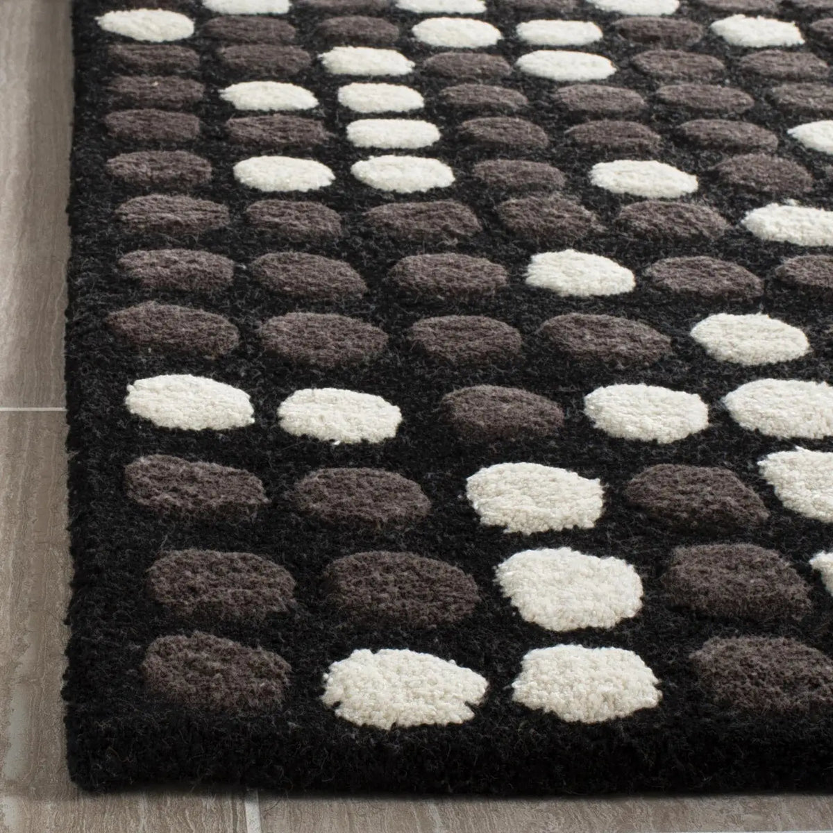 Safavieh Soho 3'-6" x 5'-6" Rug in Black / White