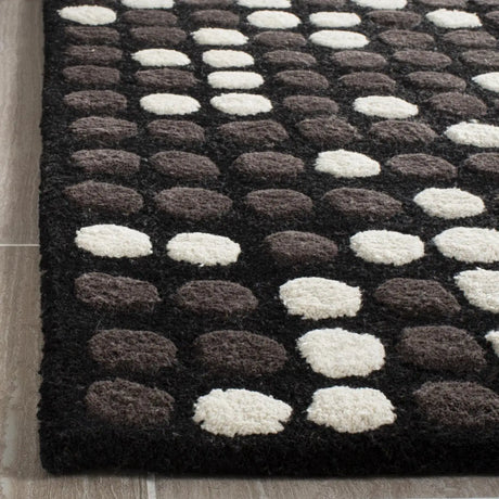 Safavieh Soho 3'-6" x 5'-6" Rug in Black / White