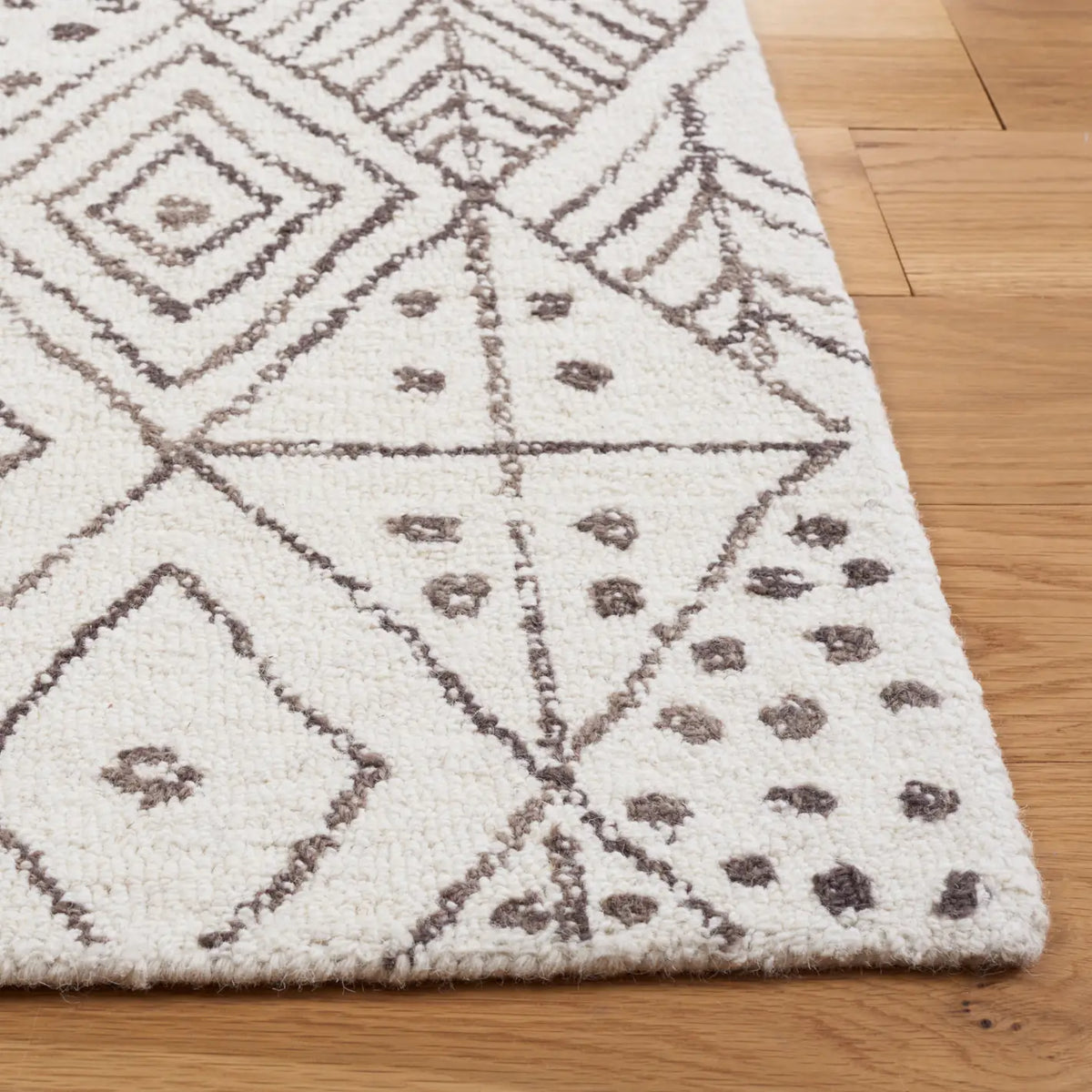 Safavieh Casablanca 4'-0" x 6'-0" Rug in Ivory / Brown