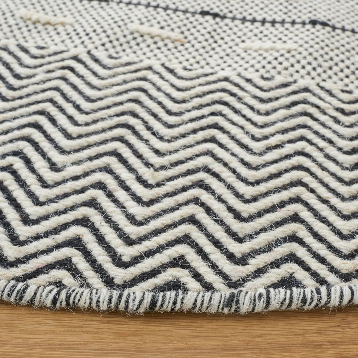 Safavieh Vermont 6'-0" x 6'-0" Rug in Ivory / Black