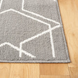 Safavieh Pyramid 4'-5" x 6'-5" Rug in Grey / Ivory