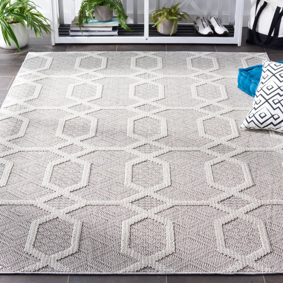 Safavieh Global 4'-0" x 6'-0" Rug in Grey / Ivory