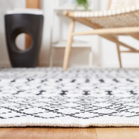 Safavieh Kilim 4'-0" x 6'-0" Rug in Ivory / Black