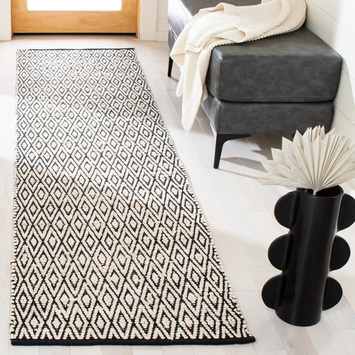 Safavieh Montauk 2'-3" x 9'-0" Rug in Beige / Black