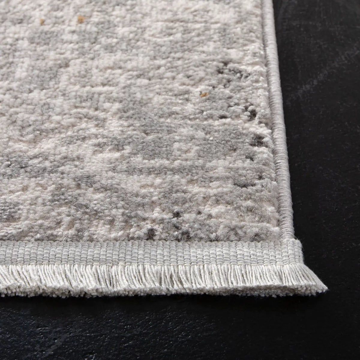 Safavieh Shivan 4'-0" x 6'-0" Rug in Grey / Pink