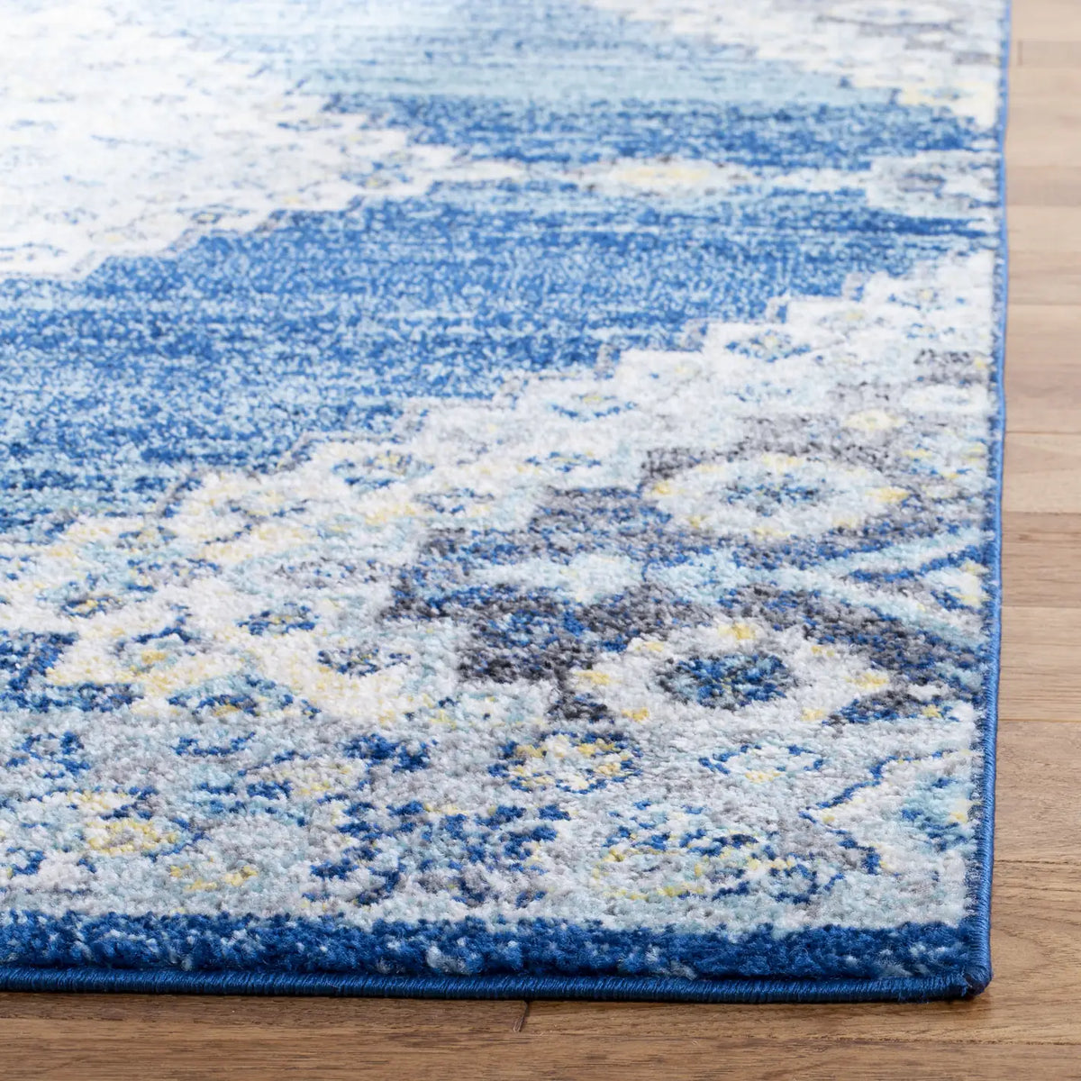 Safavieh Madison 4'-0" x 6'-0" Rug in Navy / Creme
