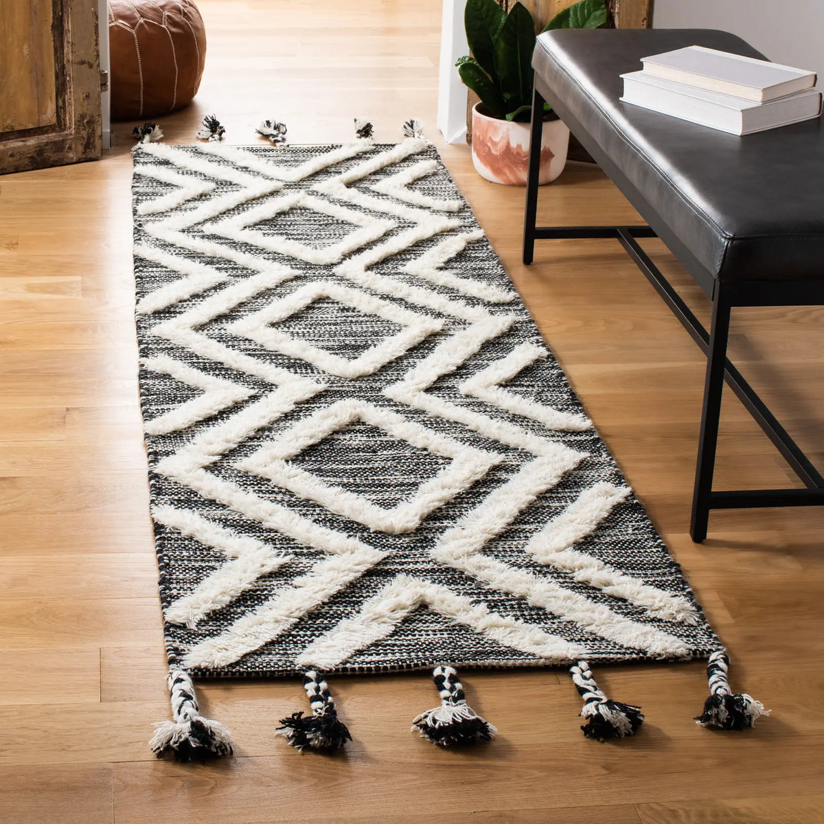 Safavieh Kenya 2'-3" x 8'-0" Rug in Black / Ivory