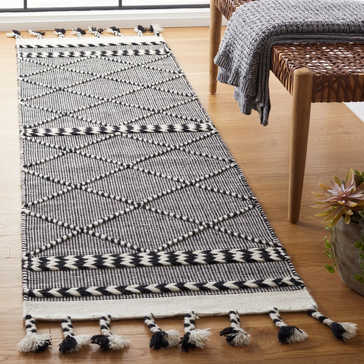 Safavieh Casablanca 2'-3" x 8'-0" Rug in Black / Ivory