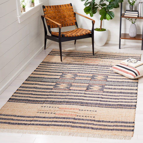 Safavieh Kilim 4'-0" x 6'-0" Rug in Natural / Black
