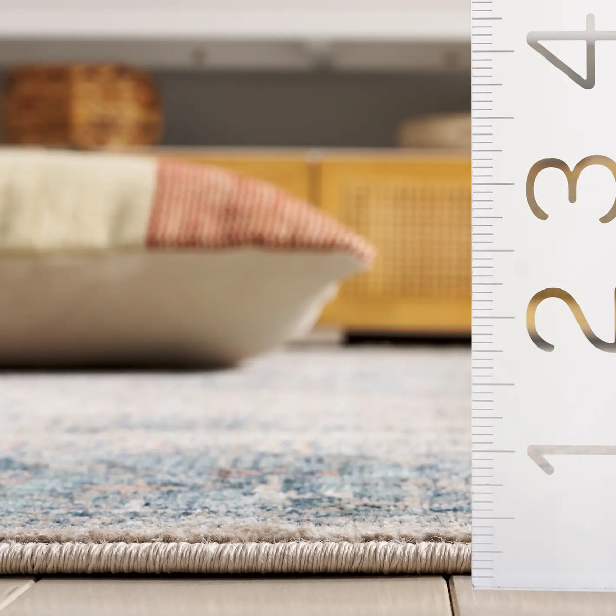 Safavieh Victoria 4'-0" x 6'-0" Rug in Navy / Ivory