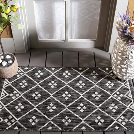 Safavieh Courtyard 2'-0" x 3'-7" Rug in Black / Ivory