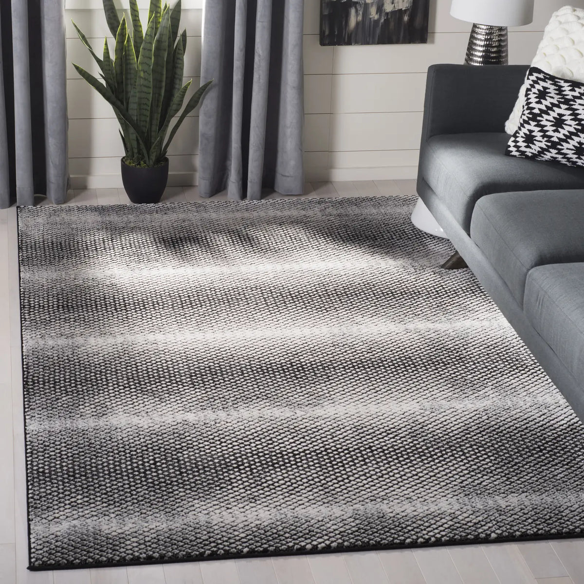 Safavieh Lurex 100 4'-0" x 6'-0" Rug in Black / Ivory