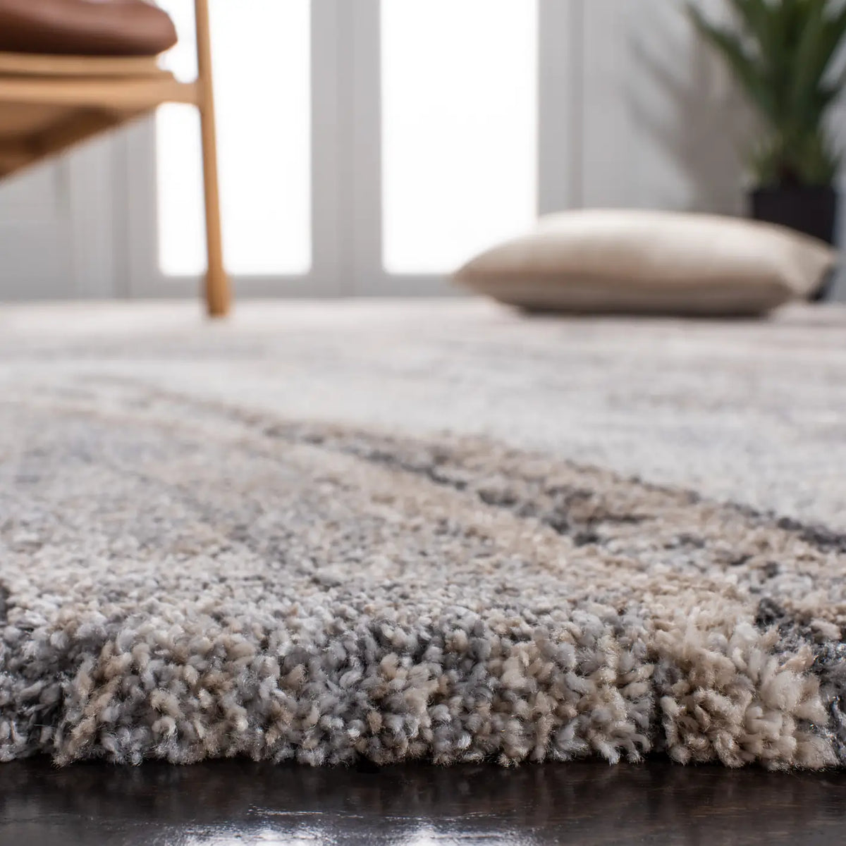 Safavieh Cyrus Shag 4'-5" x 6'-5" Rug in Ivory / Grey