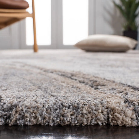 Safavieh Cyrus Shag 4'-5" x 6'-5" Rug in Ivory / Grey