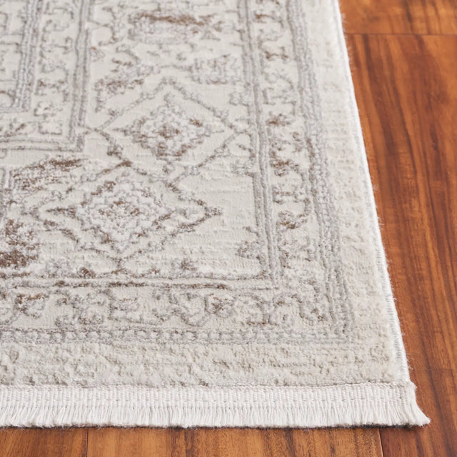 Safavieh Diamond 5'-3" x 7'-6" Rug in Ivory / Grey