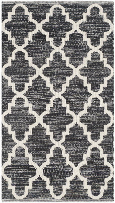 Safavieh Montauk 2'-6" x 4'-0" Rug in Black / Ivory