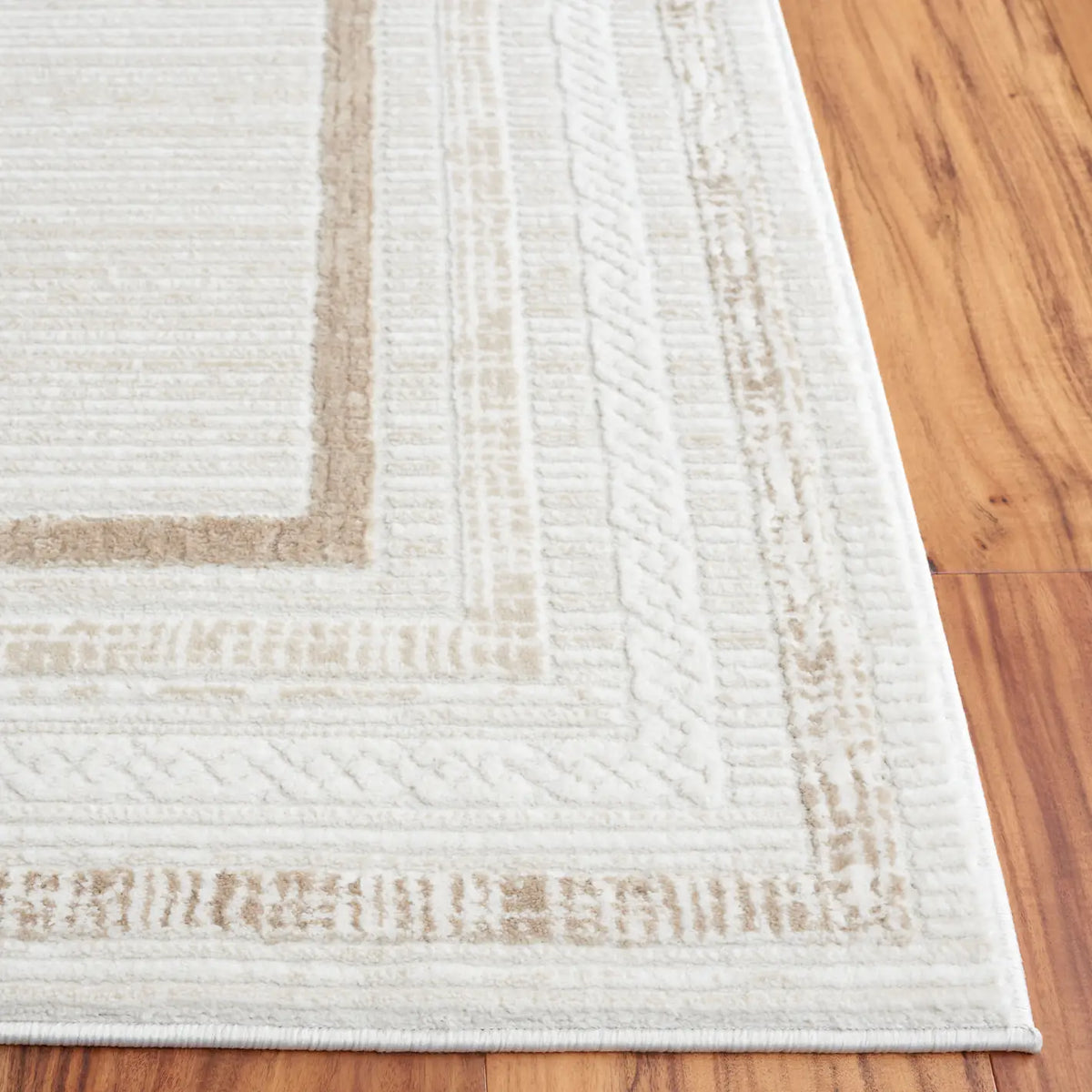 Safavieh Hanna 4'-0" x 6'-0" Rug in Ivory / Beige