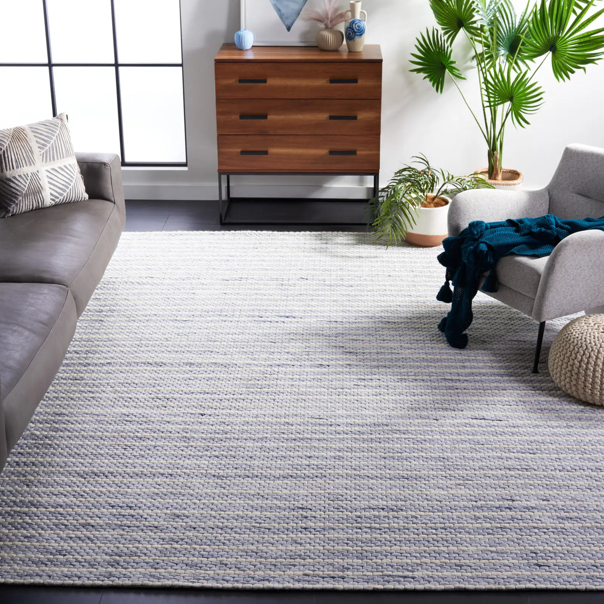 Safavieh Marbella 6'-0" x 9'-0" Rug in Blue / Ivory