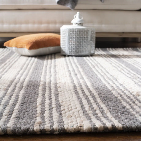 Safavieh Marbella 4'-0" x 6'-0" Rug in Grey / Taupe